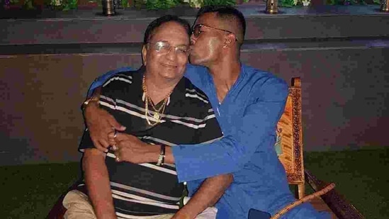 Hardik Pandya with father Himanshu Pandya.(Twitter/Hardik Pandya) Hardik Pandya with father Himanshu Pandya.(Twitter/Hardik Pandya)