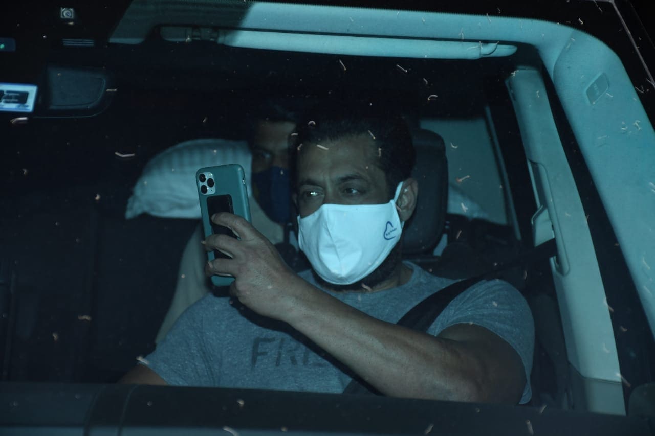 Salman Khan takes a selfie. (Varinder Chawla) Salman Khan takes a selfie. (Varinder Chawla)