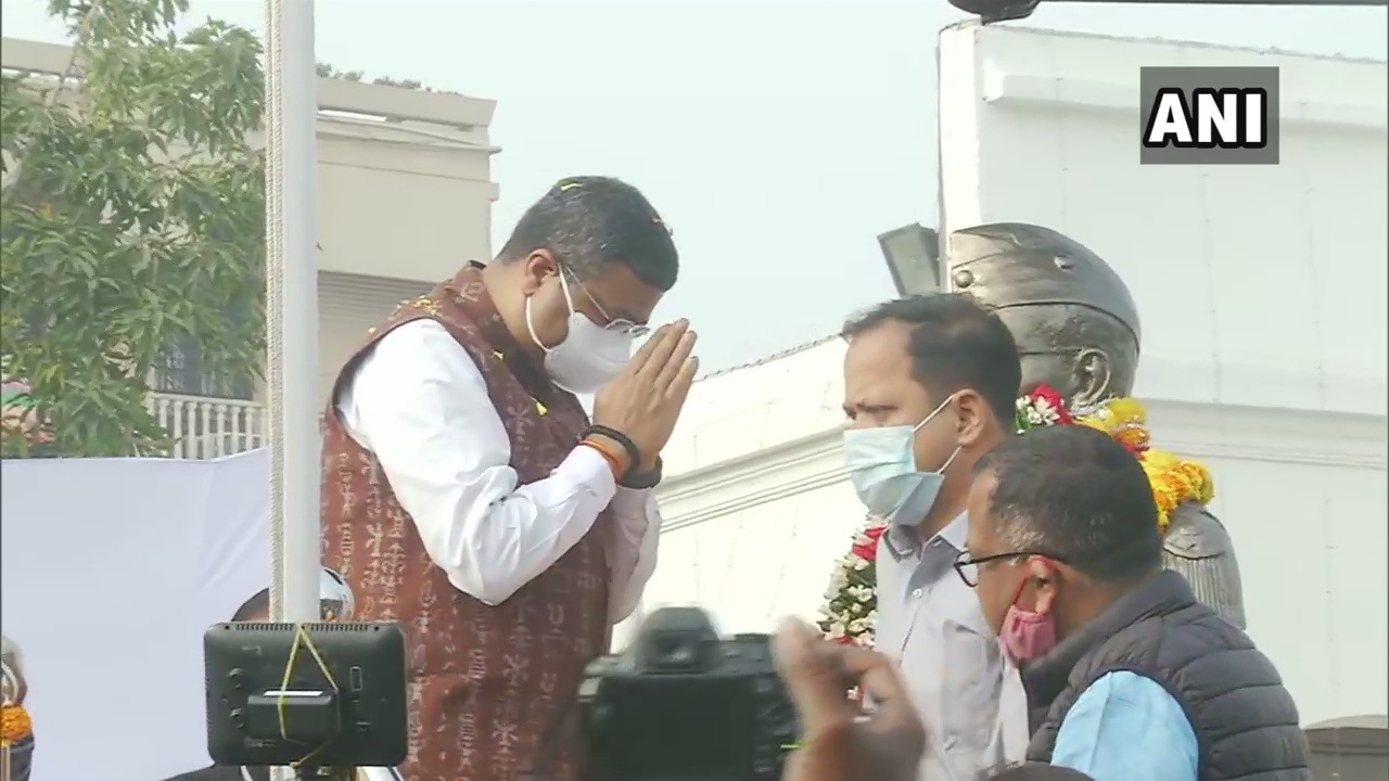 Union minister Dharmendra Pradhan pays floral tribute to Netaji Subhash Chandra Bose in Cuttack. (ANI)