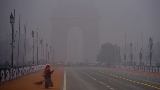 Dense fog at India Gate on a cold winter morning in New Delhi on January 22. The Indian Meteorological Department (IMD) has projected cold wave to severe cold wave conditions in isolated pockets of northwestern India starting Sunday till January 27,(Amal KS / HT Photo)