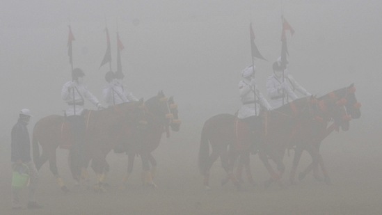 Police personnel on horse mount during a full dress rehearsal for the Republic Day parade, at Sector 17 in Chandigarh on January 24. According to IMD, Punjab, Haryana, Chandigarh, Delhi and Uttar Pradesh can witness cold to severe cold waves during January 26-27.(Keshav Singh / HT Photo)