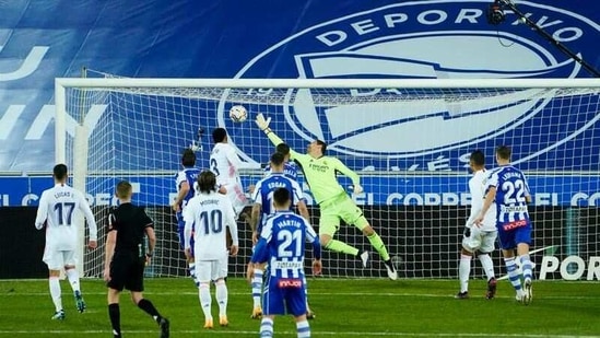 Soccer Football - La Liga Santander - Deportivo Alaves v Real Madrid - Estadio Mendizorroza, Vitoria-Gasteiz, Spain - January 23, 2021 Deportivo Alaves' Joselu scores their first goal REUTERS/Vincent West (REUTERS)