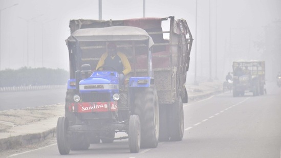 People commuting amid dense fog in Amritsar on January 21. IMD's regional center in New Delhi has also issued orange alerts for dense fog and cold weather conditions in Punjab, Haryana, Delhi, Chandigarh and Uttar Pradesh from January 24 to 25.(Sameer Sehgal / HT Photo)