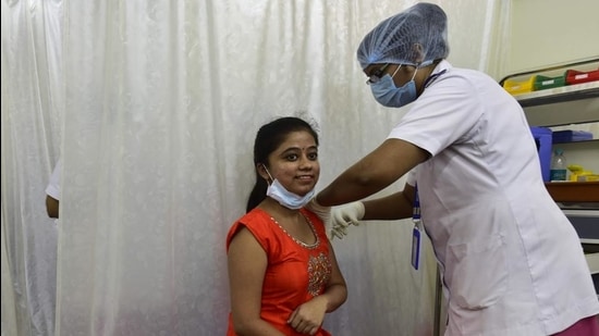 BMC medical staff administer vaccine to a beneficiary at Nair Hospital. (Anshuman Poyrekar/HT Photo)