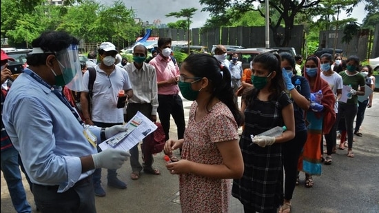 NEET aspirants wait in queue to enter inside the exam hall in Thane on September 13, 2020. (HT FILE) NEET aspirants wait in queue to enter inside the exam hall in Thane on September 13, 2020. (HT FILE)