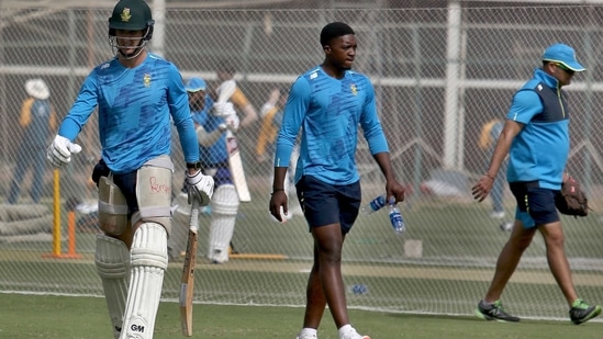 South Africa's Dean Elgar, left, and Lutho Sipamla, center, attend a practice session at the National Cricket Stadium, in Karachi.(AP) South Africa's Dean Elgar, left, and Lutho Sipamla, center, attend a practice session at the National Cricket Stadium, in Karachi.(AP)