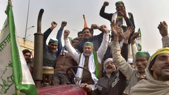BKU spokesperson Rakesh Tikait along with farmers raises slogans during their ongoing agitation against Centre's farm reform laws at Ghazipur border,(PTI) BKU spokesperson Rakesh Tikait along with farmers raises slogans during their ongoing agitation against Centre's farm reform laws at Ghazipur border,(PTI)
