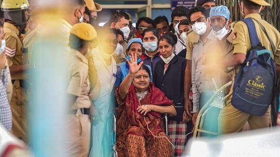 Bengaluru: Expelled AIADMK leader VK Sasikala being taken to Victoria hospital for a scan from Bowring hospital after her health deteriorated in the Parappana Agrahara Prison, in Bengaluru, Thursday, Jan. 21, 2021. (PTI Photo/Shailendra Bhojak)(PTI01_21_2021_000085B)(PTI) Bengaluru: Expelled AIADMK leader VK Sasikala being taken to Victoria hospital for a scan from Bowring hospital after her health deteriorated in the Parappana Agrahara Prison, in Bengaluru, Thursday, Jan. 21, 2021. (PTI Photo/Shailendra Bhojak)(PTI01_21_2021_000085B)(PTI)