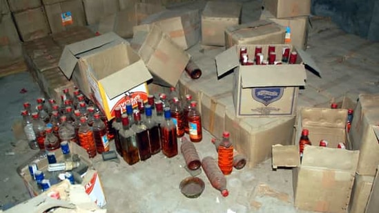 Police party was attacked when it was conducting a raid to seize illicit liquor(Sanjeev Kumar/HT Photo/Representative) Police party was attacked when it was conducting a raid to seize illicit liquor(Sanjeev Kumar/HT Photo/Representative)