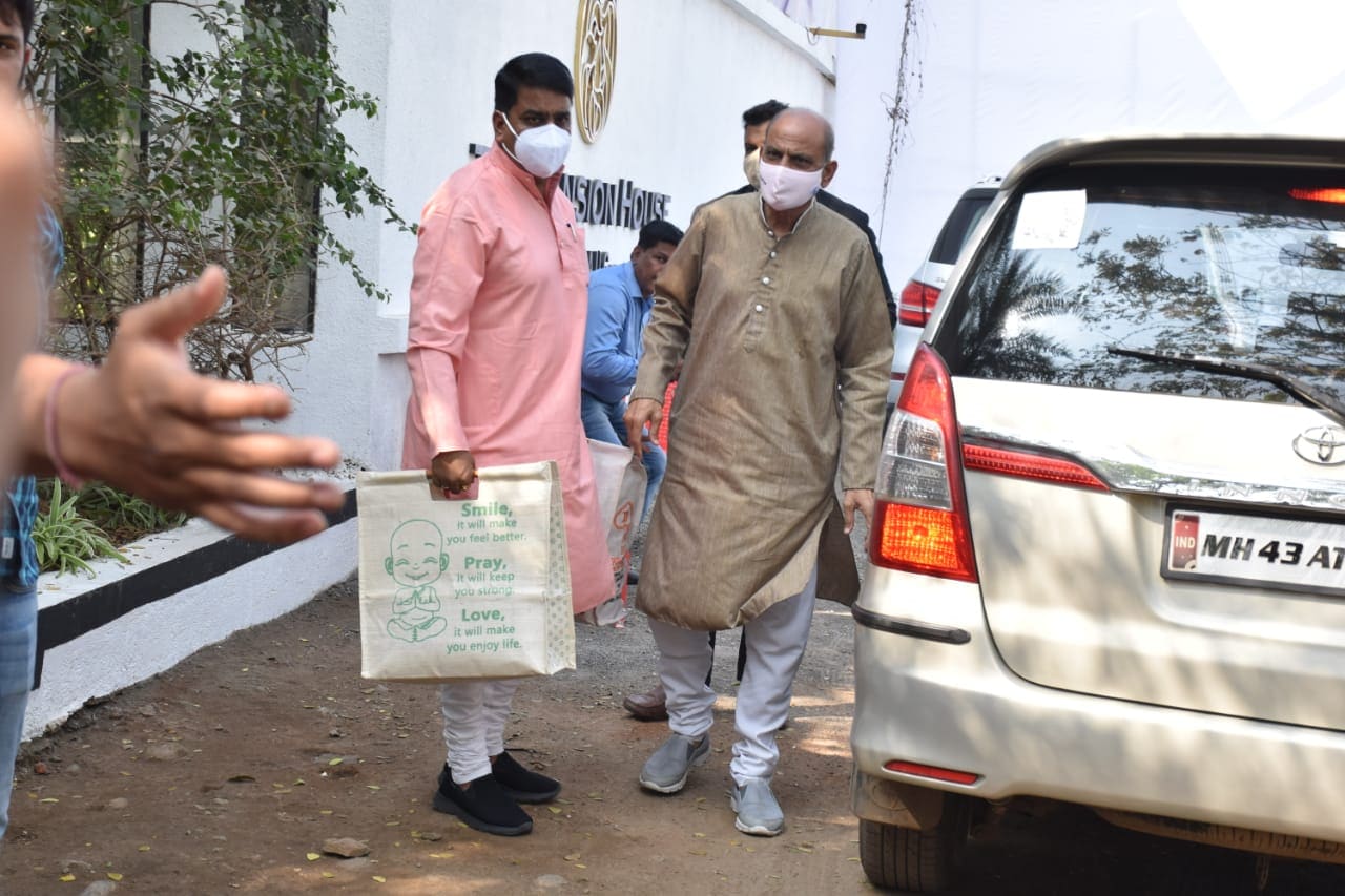 Priest reached Alibaug for Natasha Dalal-Varun Dhawan wedding. Priest reached Alibaug for Natasha Dalal-Varun Dhawan wedding.