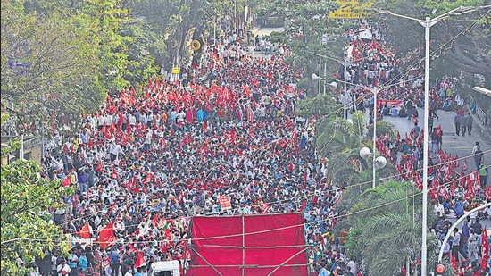 The teachers and non-teaching staff in the state participated in the farmers march on Monday. (Anshuman Poyrekar/HT Photo) The teachers and non-teaching staff in the state participated in the farmers march on Monday. (Anshuman Poyrekar/HT Photo)