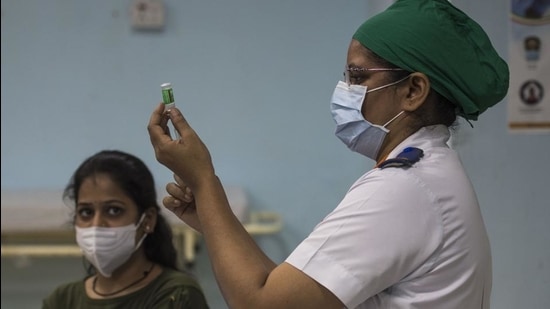 A medic prepares to administer Covishield vaccine shot to a healthcare worker at Rajawadi Hospital in Mumbai on Monday. (Pratik Chorge/HT Photo)