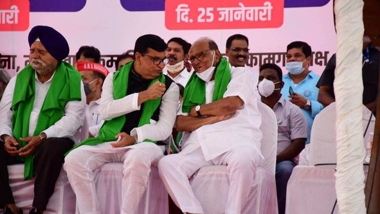 NCP chief Sharad Pawar and other leaders at the farmers' rally in Mumbai on Monday.(Bhushan Koyande/HT Photo)