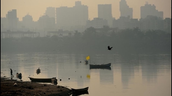 Mumbai’s air quality saw a slight improvement on Monday at 283, after two days of very poor air. (HT FILE) Mumbai’s air quality saw a slight improvement on Monday at 283, after two days of very poor air. (HT FILE)
