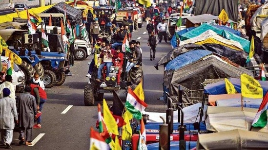 Farmers have taken special care to clean their tractors and put up flags and banners.(Amal KS/ Hindustan Times)