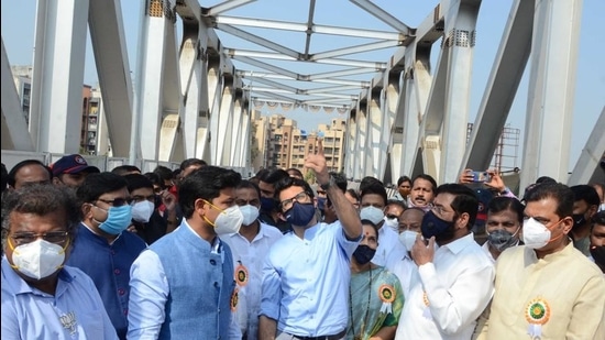 Maharashtra minister Aaditya Thackeray along with other ministers during the inauguration of Patripool RoB by CM Uddhav Thackeray (not pictured) via video conference, in Kalyan, on Monday, January 25, 2021. (Rishikesh Choudhary/HT Photo) Maharashtra minister Aaditya Thackeray along with other ministers during the inauguration of Patripool RoB by CM Uddhav Thackeray (not pictured) via video conference, in Kalyan, on Monday, January 25, 2021. (Rishikesh Choudhary/HT Photo)