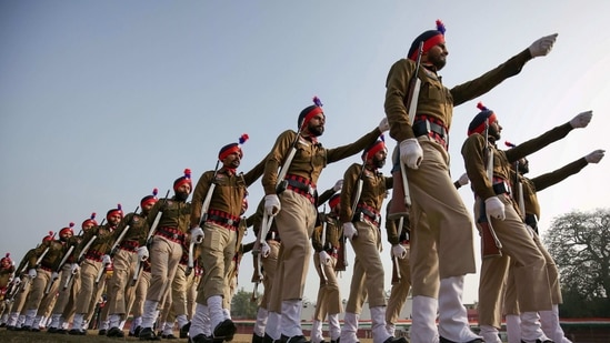 Police personnel during the full dress rehearsals for the Republic Day parade.(PTI) Police personnel during the full dress rehearsals for the Republic Day parade.(PTI)