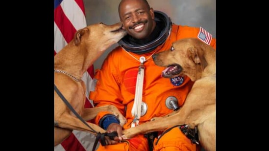 The image shows retired NASA astronaut Leland Melvin with rescue dogs Jake and Scout.(Twitter/@Astro_Flow)