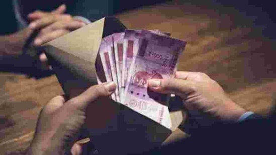 On Friday, the rupee had settled at 72.97 against the American currency.(Getty Images/iStockphoto) On Friday, the rupee had settled at 72.97 against the American currency.(Getty Images/iStockphoto)