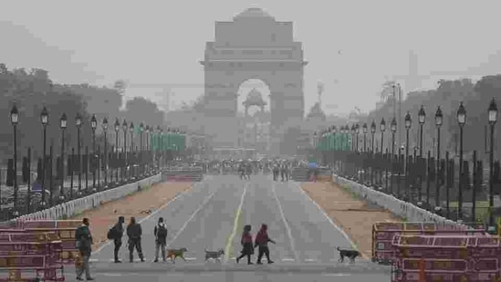 Pedestrians cross the road at India Gate in New Delhi in this file photo. (Sanchit Khanna/HT Photo) Pedestrians cross the road at India Gate in New Delhi in this file photo. (Sanchit Khanna/HT Photo)