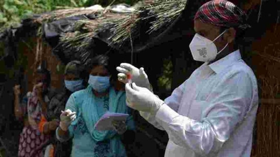 Blood samples being collected during a serological survey to ascertain the spread of the coronavirus in Lucknow, Uttar Pradesh. (HT Photo) Blood samples being collected during a serological survey to ascertain the spread of the coronavirus in Lucknow, Uttar Pradesh. (HT Photo)