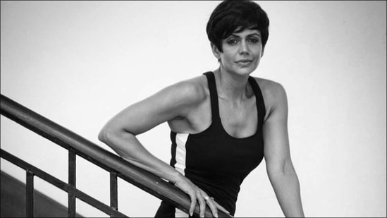 Mandira Bedi enters the week with 50 mins of wind sprints, headstand, handstand(Instagram/mandirabedi) Mandira Bedi enters the week with 50 mins of wind sprints, headstand, handstand(Instagram/mandirabedi)