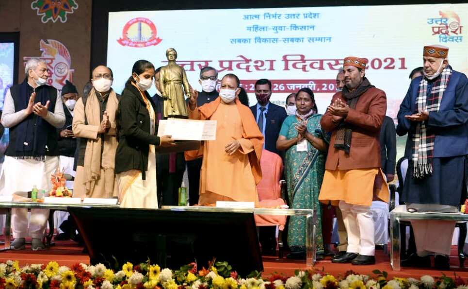 Uttar Pradesh chief minister Yogi Adityanath distributing the certificate during the inauguration of Uttar Pradesh Diwas in Lucknow on Sunday. (ANI Photo) Uttar Pradesh chief minister Yogi Adityanath distributing the certificate during the inauguration of Uttar Pradesh Diwas in Lucknow on Sunday. (ANI Photo)