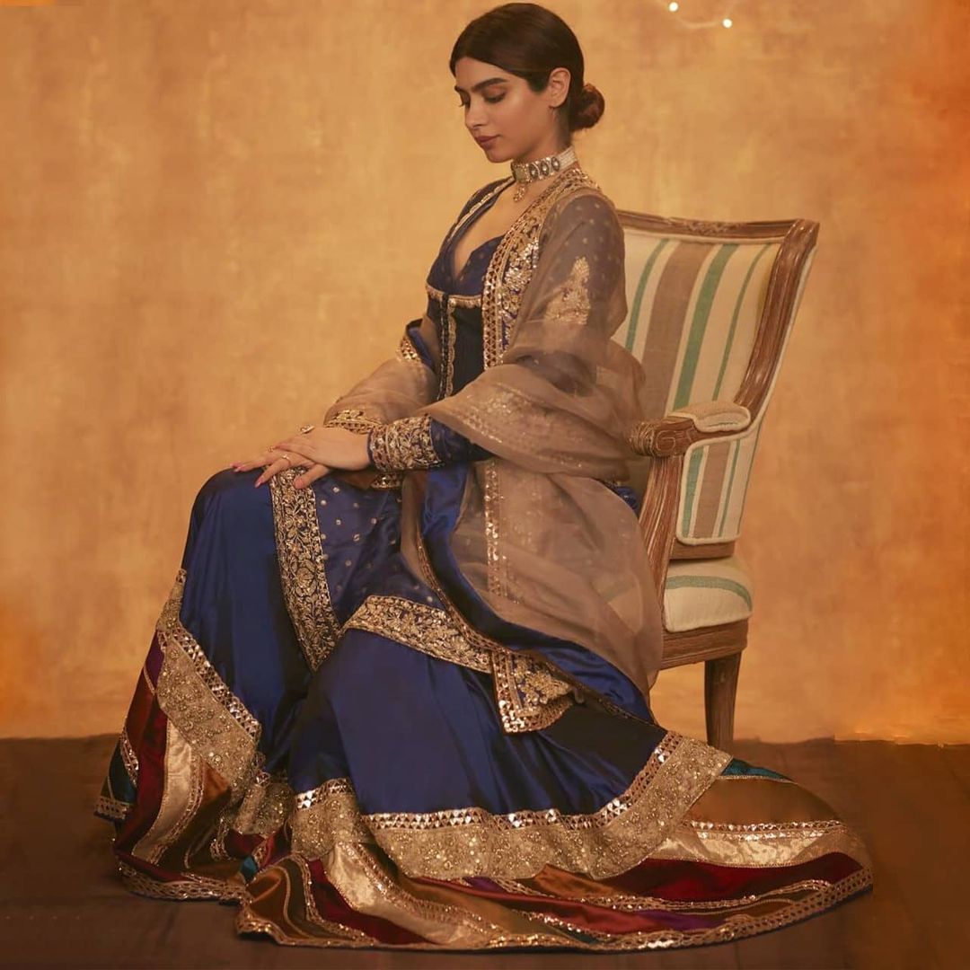 Khushi Kapoor rocks a trailing gharara with intricate zardozi embroidery (Photo: Instagram/ManishMalhotraWorld) Khushi Kapoor rocks a trailing gharara with intricate zardozi embroidery (Photo: Instagram/ManishMalhotraWorld)