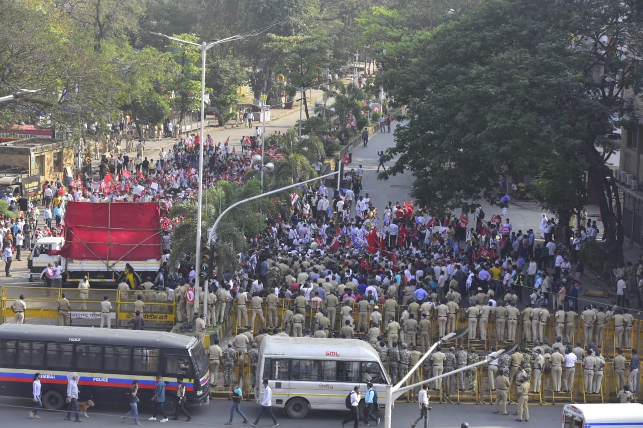 Thousands of farmers have gathered from various parts of Maharashtra to participate in a rally to support the ongoing farmers protest in Delhi border, at Azad Maidan to Raj Bhavan in Mumbai, India. (Anshuman Poyrekar/Hindustan Times)