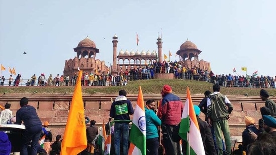 Farmers storm Red Fort.(HT photo) Farmers storm Red Fort.(HT photo)