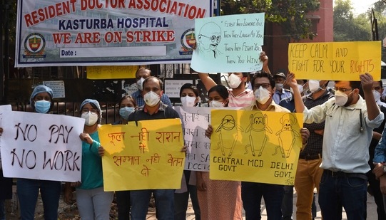 Resident doctors hold placards during a protest against the nonpayment of their salaries at Kasturba Hospital in Daryaganj, New Delhi in October 2020. ( Vipin Kumar/ Hindustan Times File Photo) Resident doctors hold placards during a protest against the nonpayment of their salaries at Kasturba Hospital in Daryaganj, New Delhi in October 2020. ( Vipin Kumar/ Hindustan Times File Photo)
