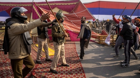 Several people, including police personnel, suffered injuries during the clash between protesting farmers and police. (Reuters)
