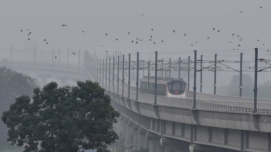 A Delhi metro train in transit amid dense fog and cold wether near Yamuna River Bank, in New Delhi. (Sanjeev Verma/ Hindustan Times)
