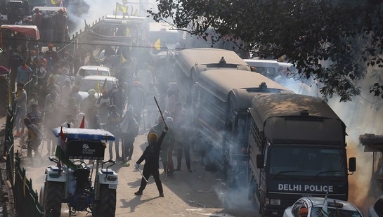 When the farmers reached Nangloi at 11 am, the cheer and celebration turned into clashes within 45 minutes, as some farmer groups breached their route agreement and tried to move on roads they did not have permission for.( Raj K Raj/ Hindustan Times) When the farmers reached Nangloi at 11 am, the cheer and celebration turned into clashes within 45 minutes, as some farmer groups breached their route agreement and tried to move on roads they did not have permission for.( Raj K Raj/ Hindustan Times)
