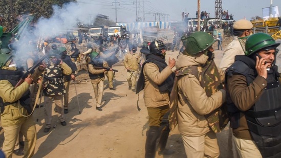 Police uses tear gas to disperse farmers attempting to break barricades(PTI) Police uses tear gas to disperse farmers attempting to break barricades(PTI)