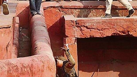 Hundreds of farmers climbed the ramparts of Red Fort and hoisted religious flags (the Nishan Sahib of Sikhs), vandalised almost anything they could lay their hands on, fought a pitched battle with the police, throwing some of them into trenches, and tried to ram tractors into others.(PTI Photo)
