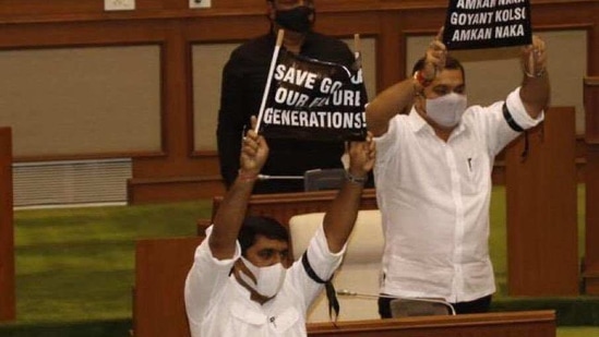 Opposition MAs during a protest inside the Goa assembly on Monday(HT PHOTO)