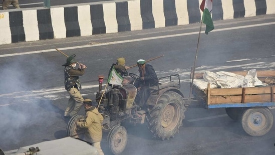 A clash between protesting farmers and police broke out after they were stopped from entering central Delhi. (HT Photo ) A clash between protesting farmers and police broke out after they were stopped from entering central Delhi. (HT Photo )