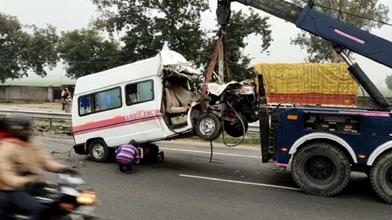 The mangled ambulance being towed away(HT PHOTO) The mangled ambulance being towed away(HT PHOTO)