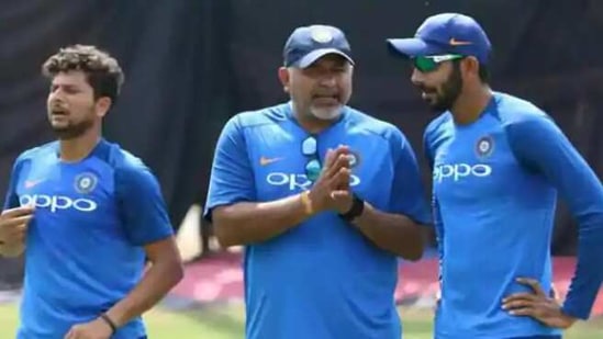 India bowling coach Bharat Arun talks with Jasprit Bumrah as Kuldeep Yadav looks on(Twitter)