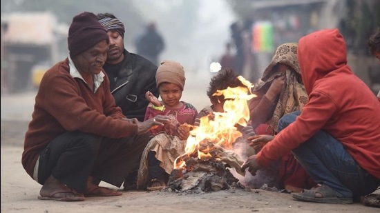People warm themselves around a bonfire on a cold winter morning at Mayur Vihar, in New Delhi. (Raj K Raj/HT PHOTO) People warm themselves around a bonfire on a cold winter morning at Mayur Vihar, in New Delhi. (Raj K Raj/HT PHOTO)