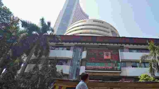 In early Tuesday trade, the market capitalisation of BSE-listed companies was at <span class='webrupee'>₹</span>1,91,25,467.48 crore.(REUTERS) In early Tuesday trade, the market capitalisation of BSE-listed companies was at <span class='webrupee'>₹</span>1,91,25,467.48 crore.(REUTERS)