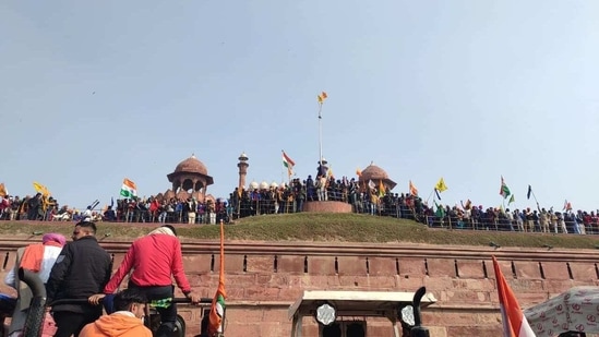 The farmers hoisted their flag at the Red Fort on Tuesday.(HT Photo)