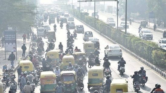 Chaos at Delhi-Noida link road near Akshardham Temple after Delhi Traffic Police closed the link road for vehicular movement due to farmers' protest at Delhi-Noida- Chilla border, in New Delhi.(Ajay Aggarwal /HT PHOTO) Chaos at Delhi-Noida link road near Akshardham Temple after Delhi Traffic Police closed the link road for vehicular movement due to farmers' protest at Delhi-Noida- Chilla border, in New Delhi.(Ajay Aggarwal /HT PHOTO)