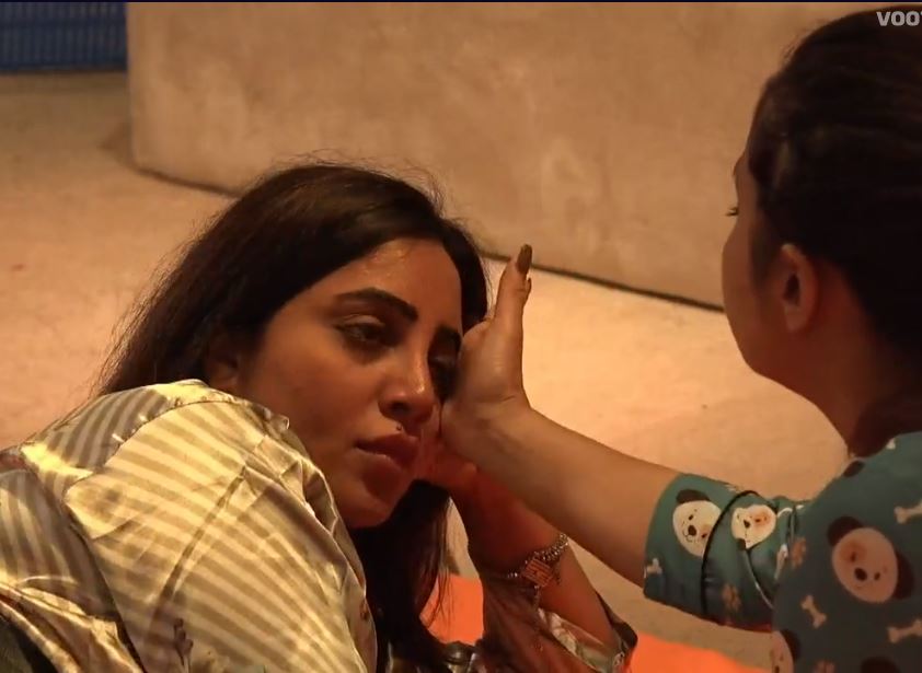 Arshi cries while talking to Devoleena. (Colors)