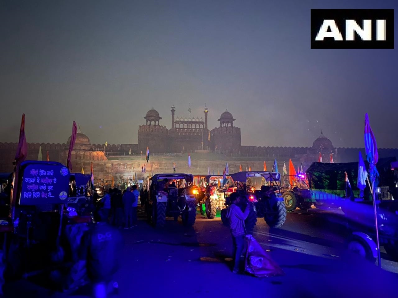 protesters continue to gather at Red Fort