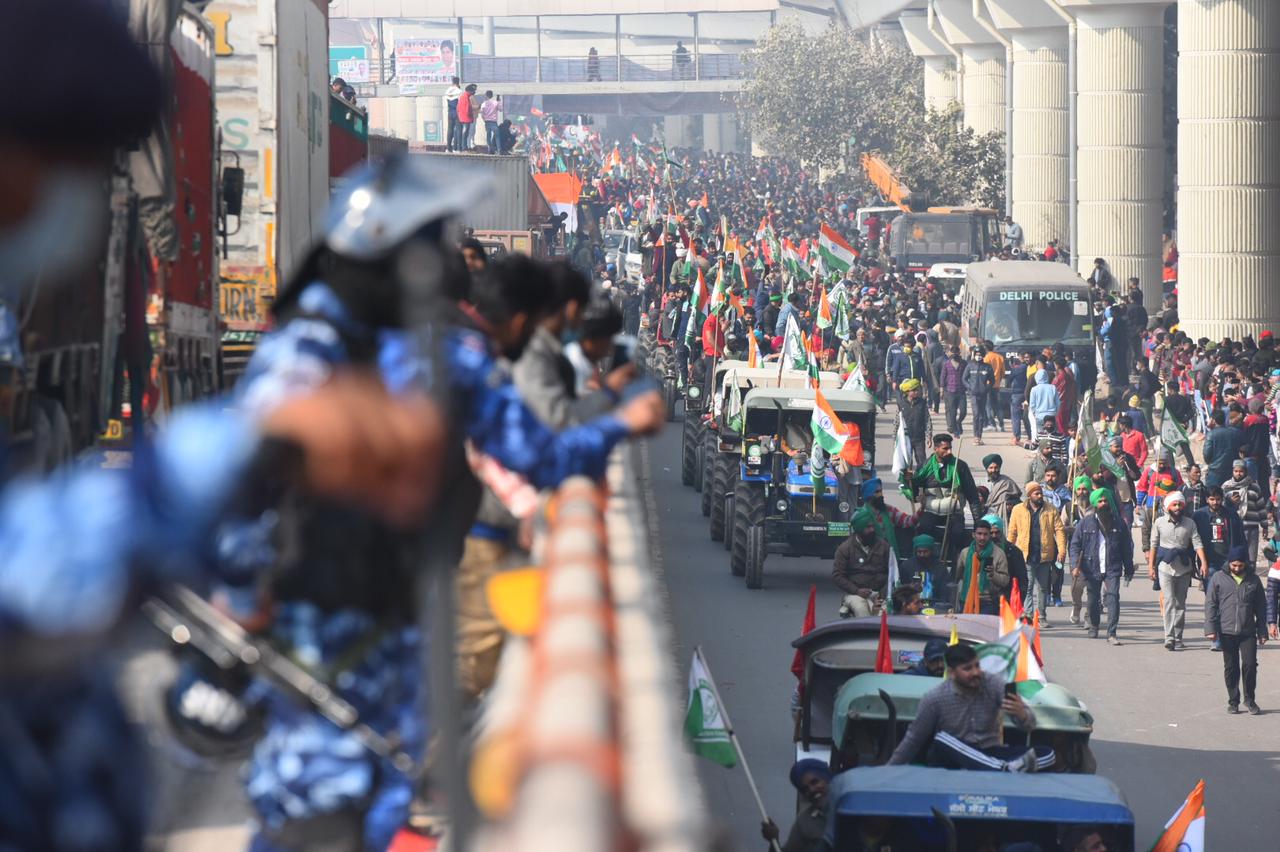 Paramilitary personnel deployed as protesting farmers march into Delhi (HT Photo ) Paramilitary personnel deployed as protesting farmers march into Delhi (HT Photo )