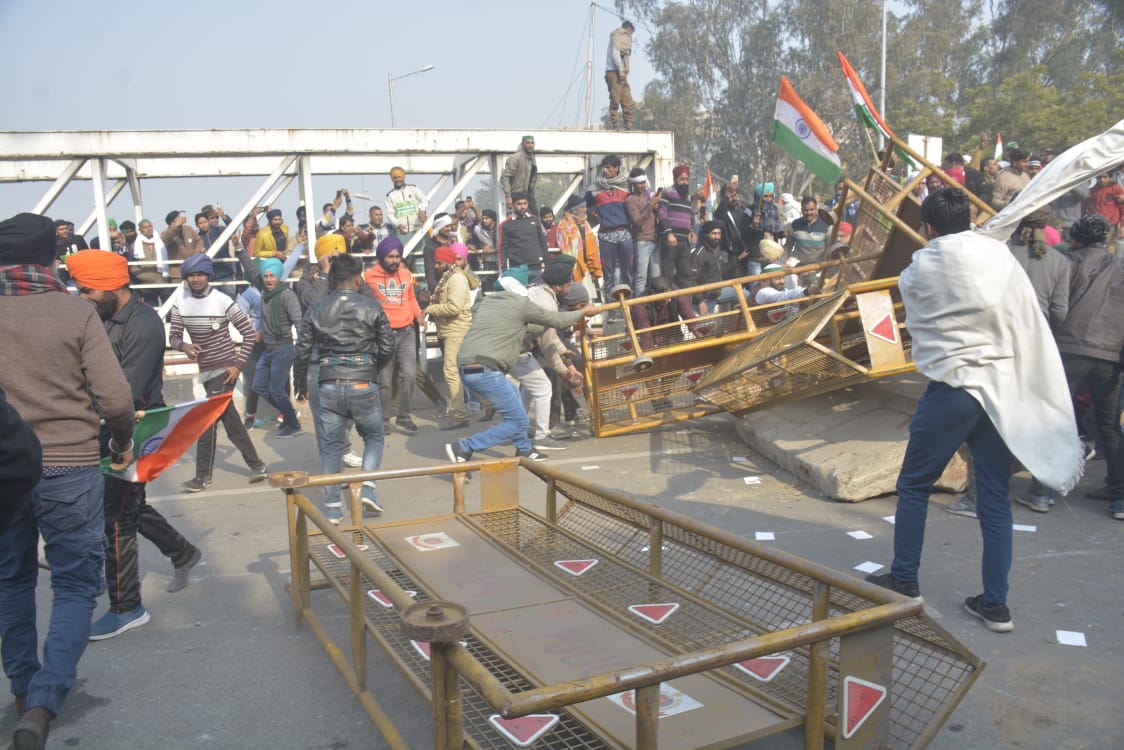 Protesting farmers breaching Delhi Police barricades. (HT Photo) Protesting farmers breaching Delhi Police barricades. (HT Photo)