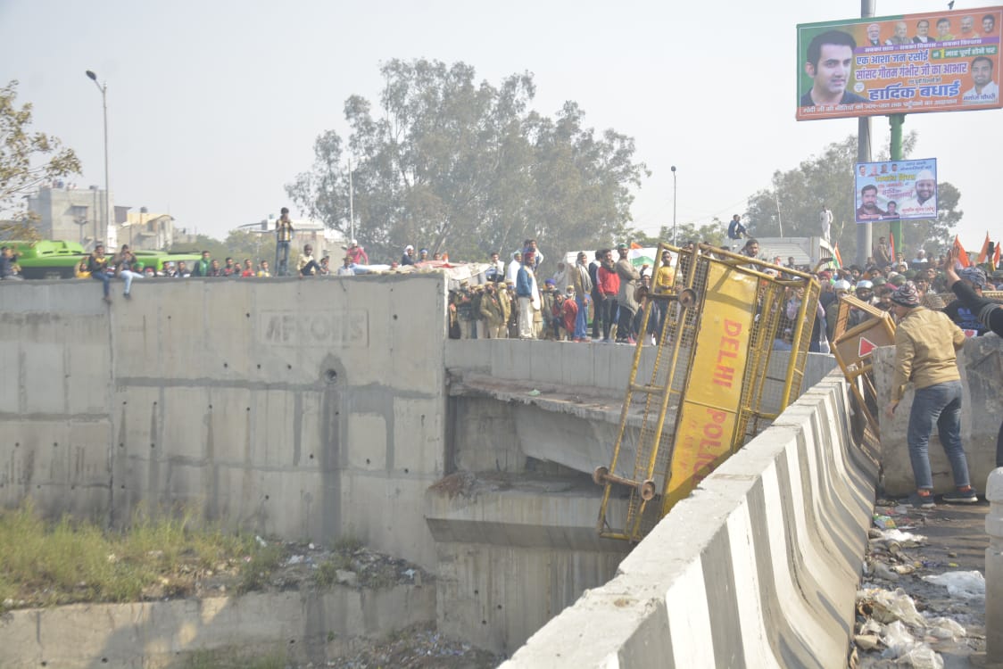 In Photos: Protesting farmers break barricades, deviate from tractor ...