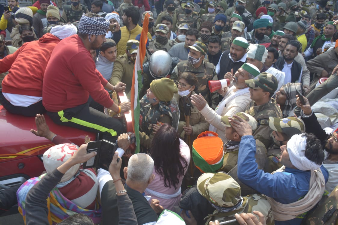 Farmers being stopped by Delhi Police from deviating from tractor rally route. (HT Photo) Farmers being stopped by Delhi Police from deviating from tractor rally route. (HT Photo)